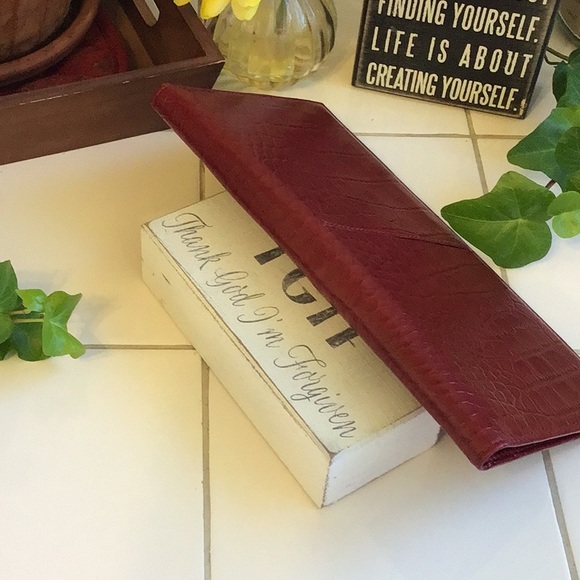 Alligator Design Travel Wallet - Picture 5 of 5